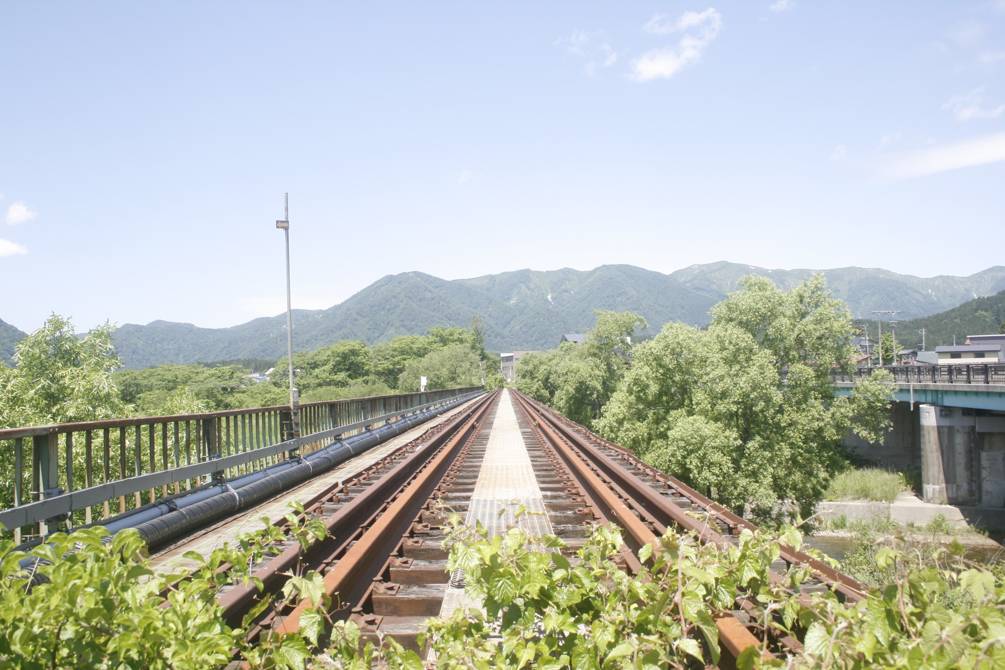 山形県最上地域を横断する陸羽東線と沿線の風景